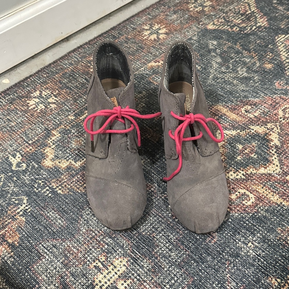 Toms Gray Ankle Boots with Pink Laces